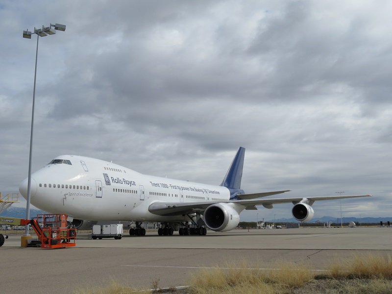 この前タキシング中にロールスロイスのB747-200[N787RR](B787の