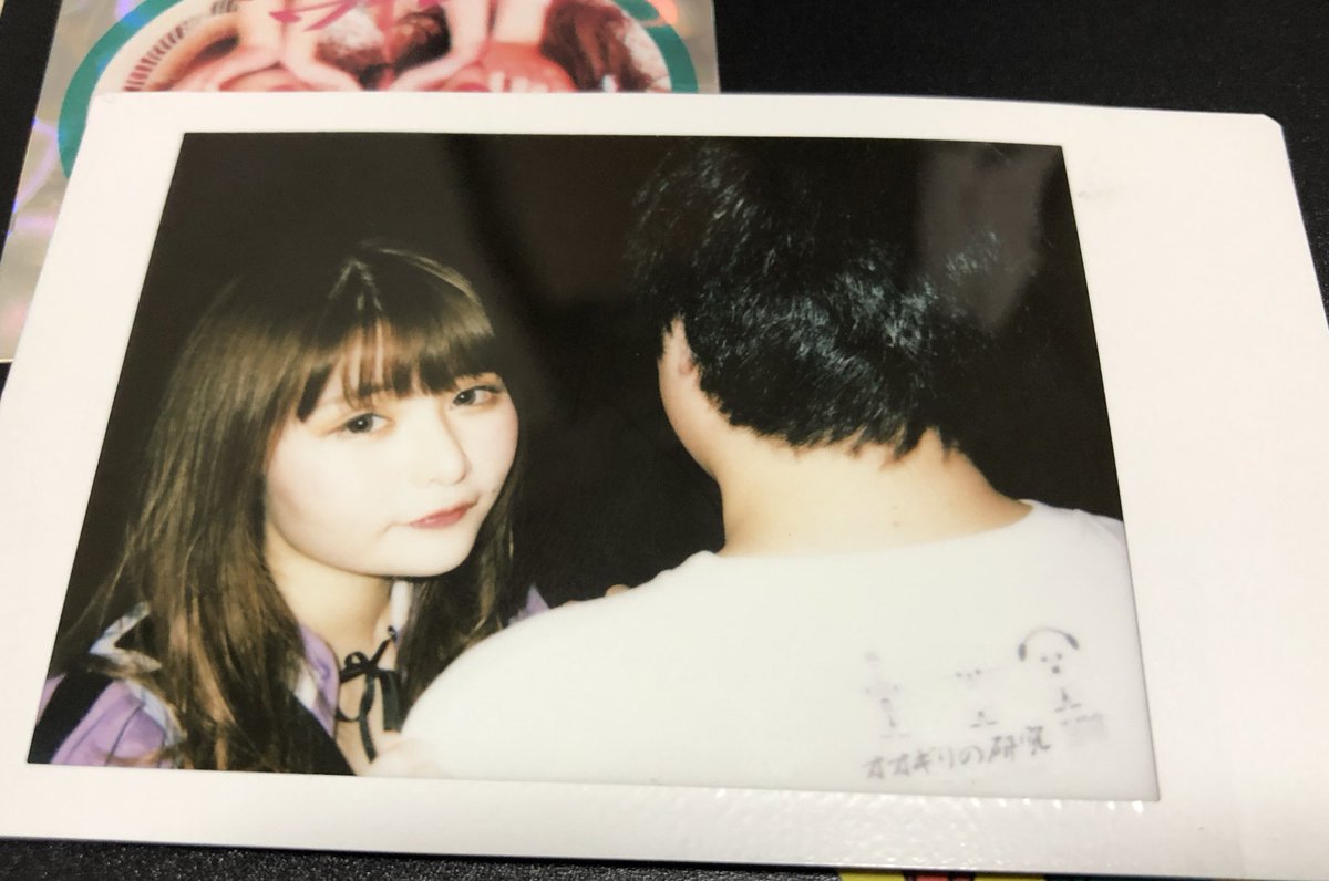 ZOCの戦慄かなのさんとのチェキ また後ろ向きなって撮影を待っていたら