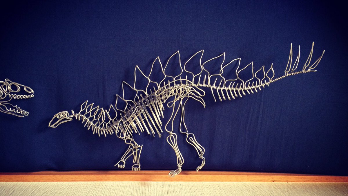 ステゴサウルスの後脚は意外と長い。そして頭が小さく、かっこいい