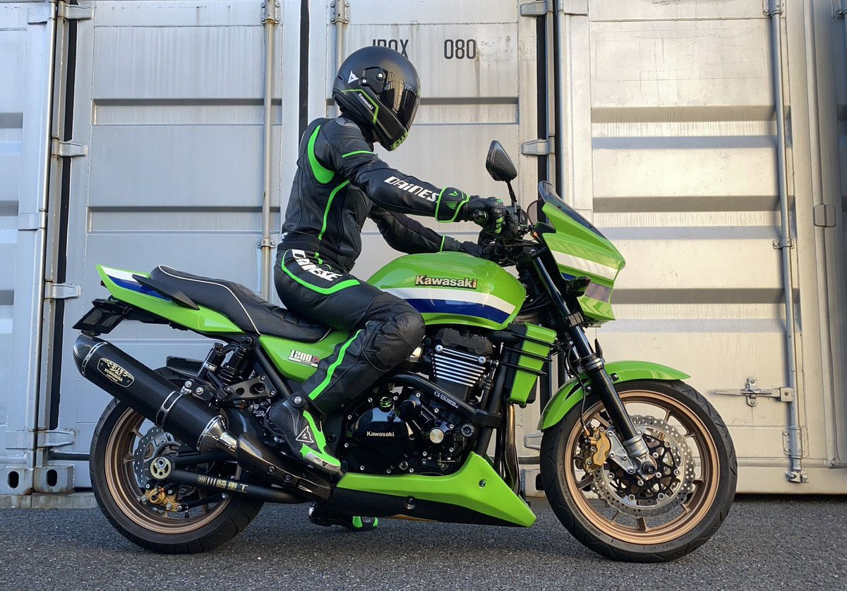 4年ほど前にライムグリーンのラインが入ったレザースーツを購入して