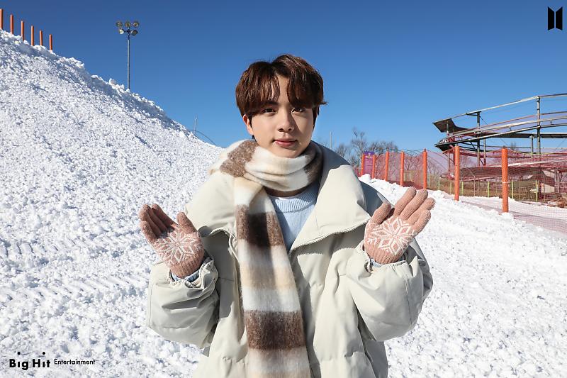 PHOTOS] 210204 @BTS_twt 2021 BTS Winter Package Preview