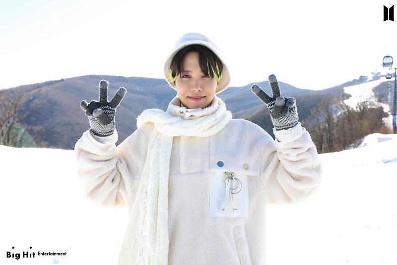 PHOTOS] 210204 @BTS_twt 2021 BTS Winter Package Preview