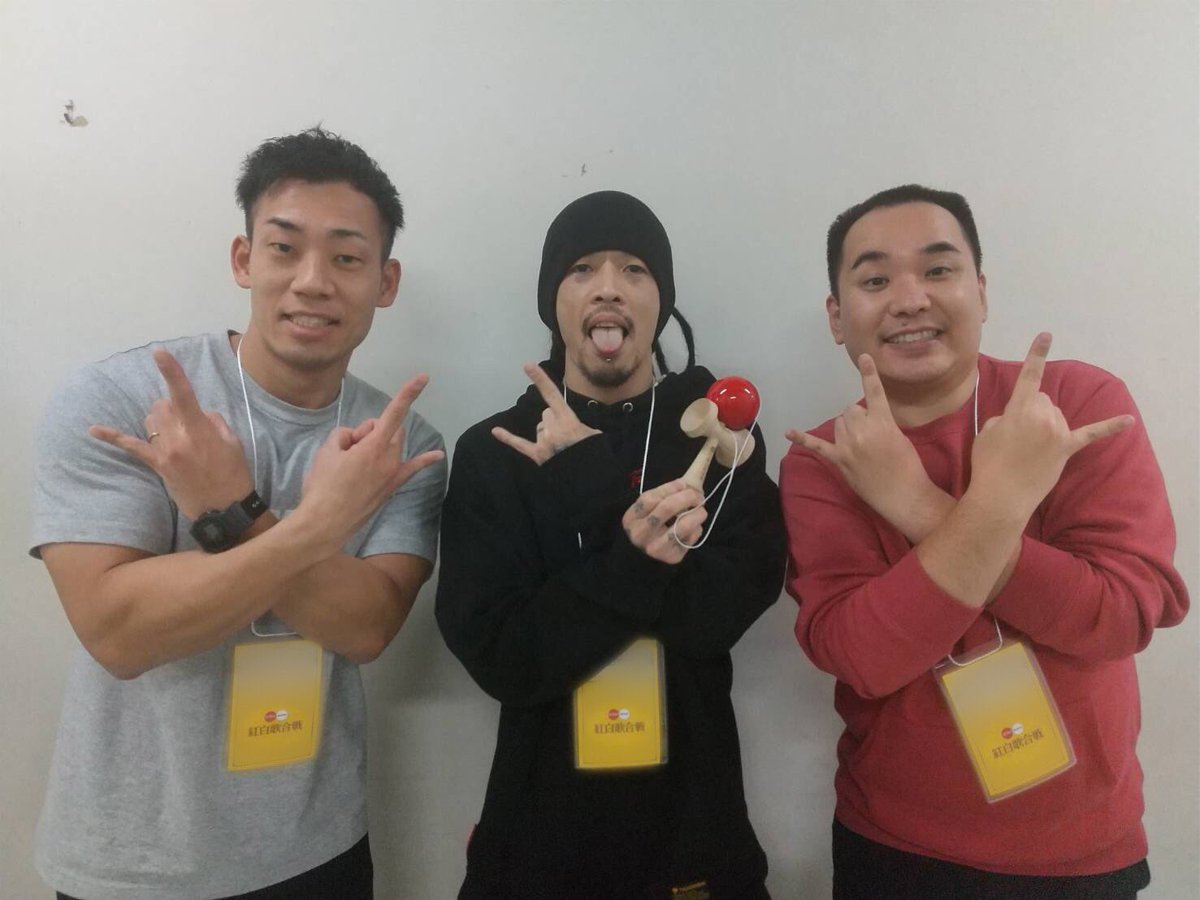 いよいよ紅白歌合戦始まった！ 準備は万端。 みんなで士気も高めあとは