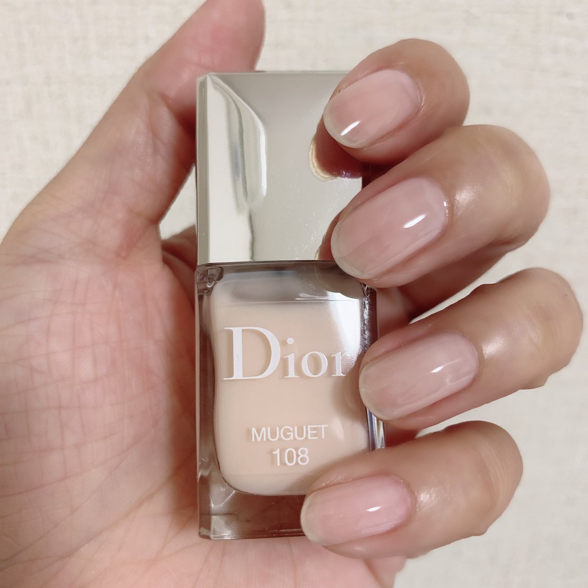 乳白色なネイルたち。シャネルの548、Diorの108、キャンメイクのN29