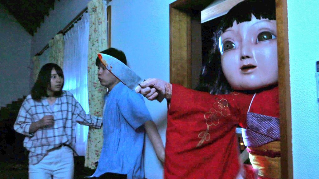 巨大な市松人形が、ターゲットを呪い殺すのではなく、なぜか物理攻撃で