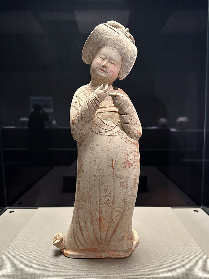 MOCOのヴィーナスが六本木に】 盛唐期の「美人」像の典型《加彩 婦女俑