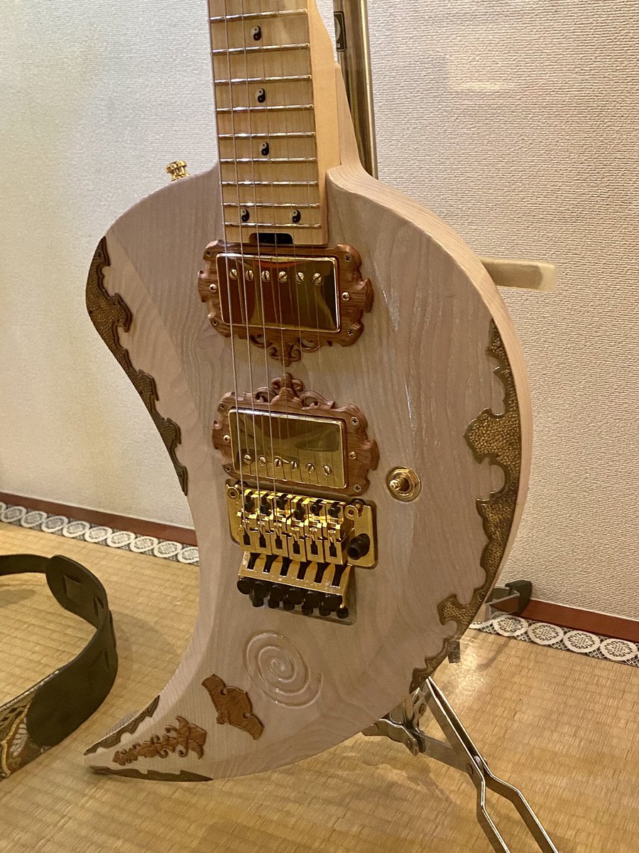 高見沢さんの御神木ギター。そらもう舐めまわすようにw見つめてきまし