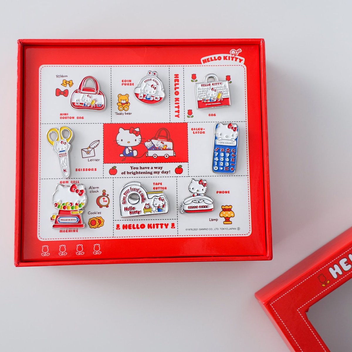 ハローキティのなつかしアイテムがピンバッジになりました
