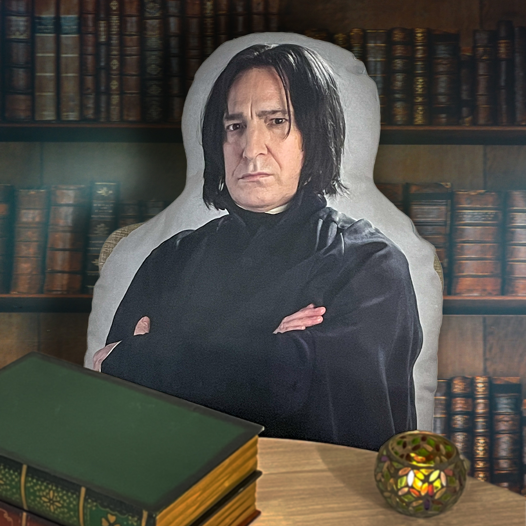 🐍あのスネイプ先生を大きく人型にかたどったクッションが発売