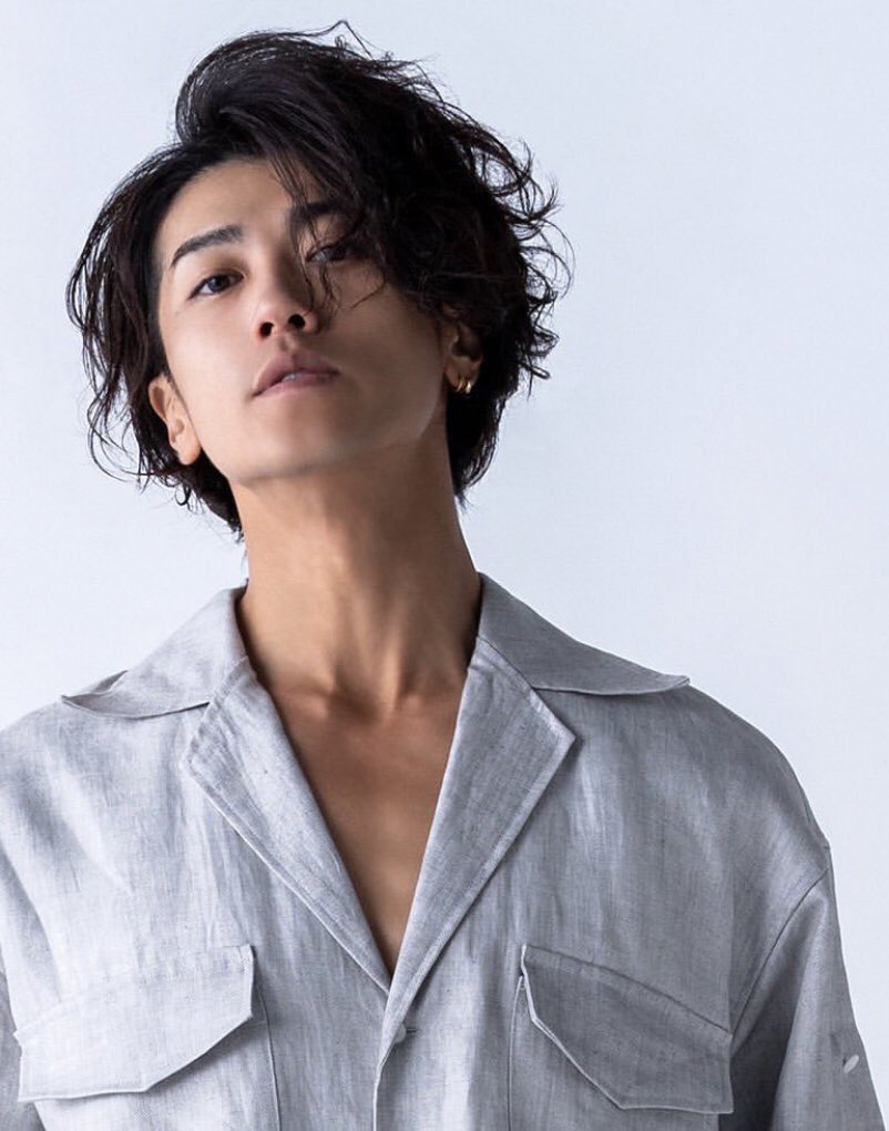 12年前の25歳の赤西仁(左)と37歳の現在の赤西仁(右)。 美しさも