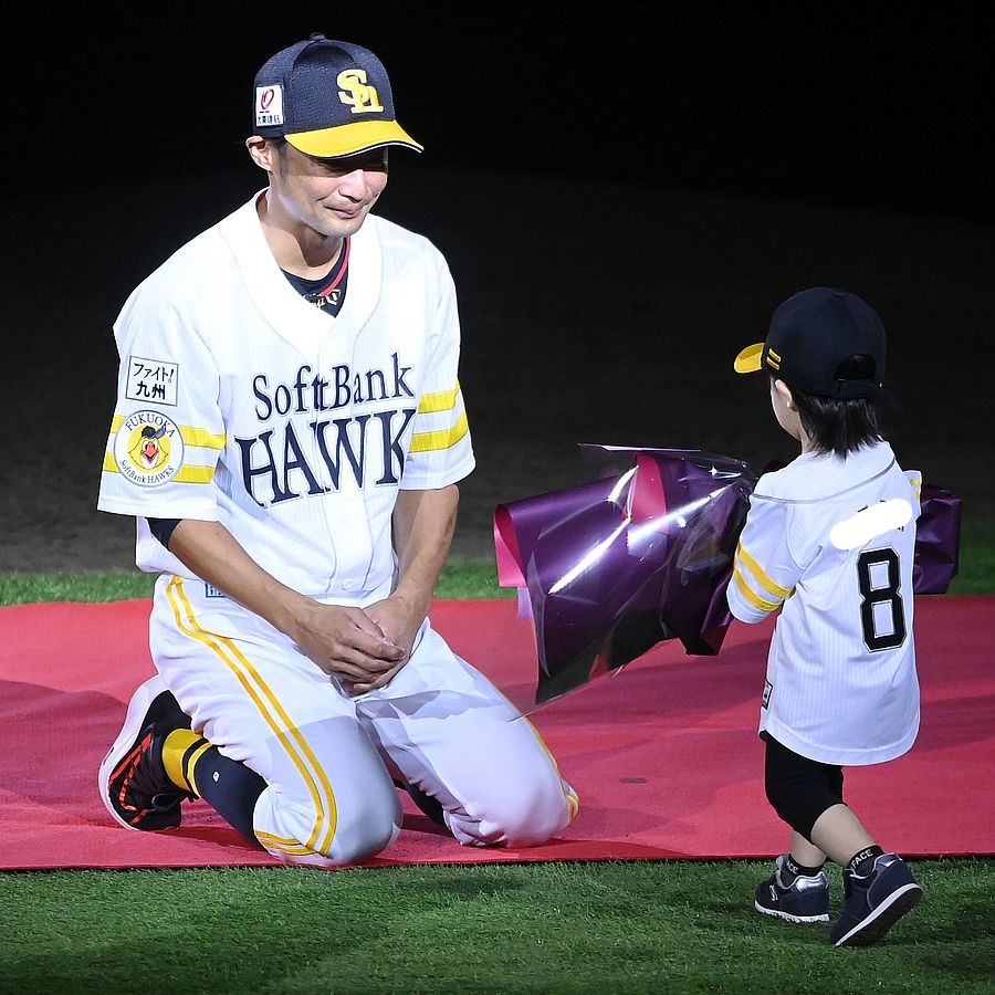 パパ、おつかれさま】 引退セレモニーで子供から花束を受け取る #明石