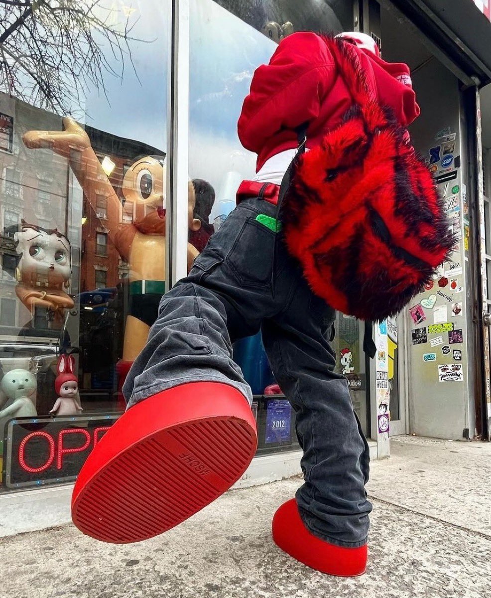 鉄腕アトムのブーツを現実世界に再現したかのような一足 MSCHF 『Big