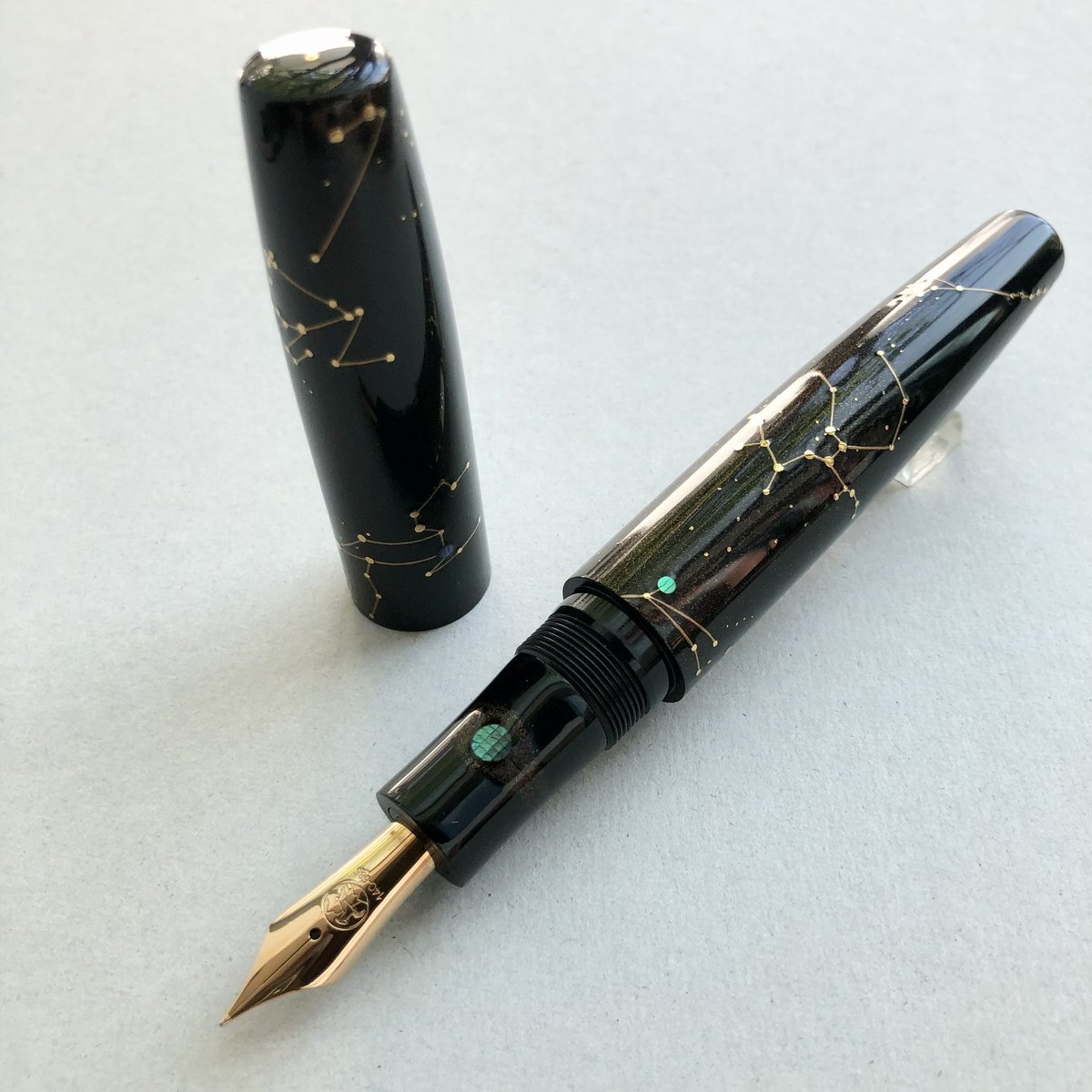 代官山 蔦屋書店 限定蒔絵万年筆「十二星座」が再入荷しています。 軸