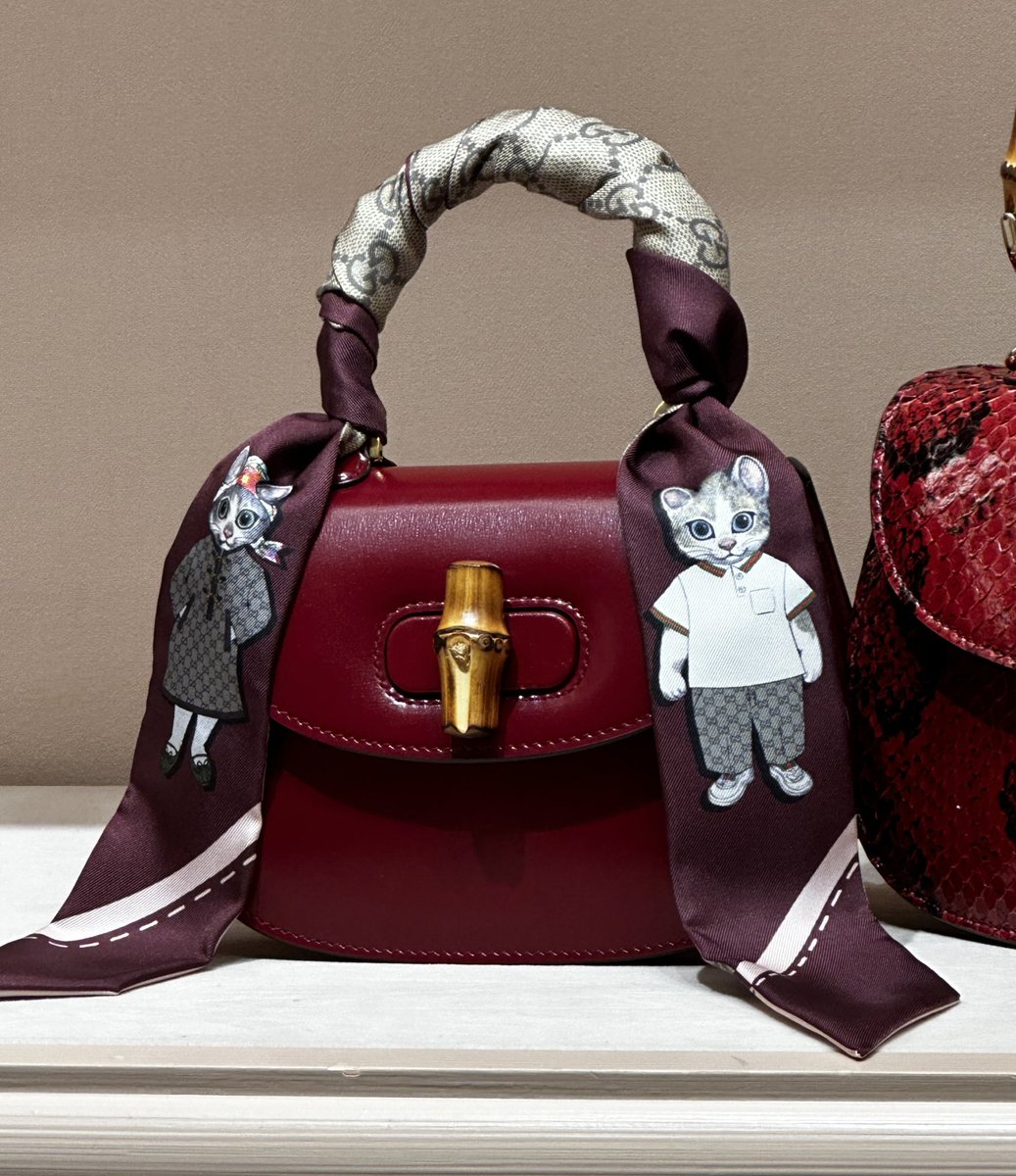 GUCCI青山店の様子。 本日から5店舗で BOとBORISの立体作品展示して