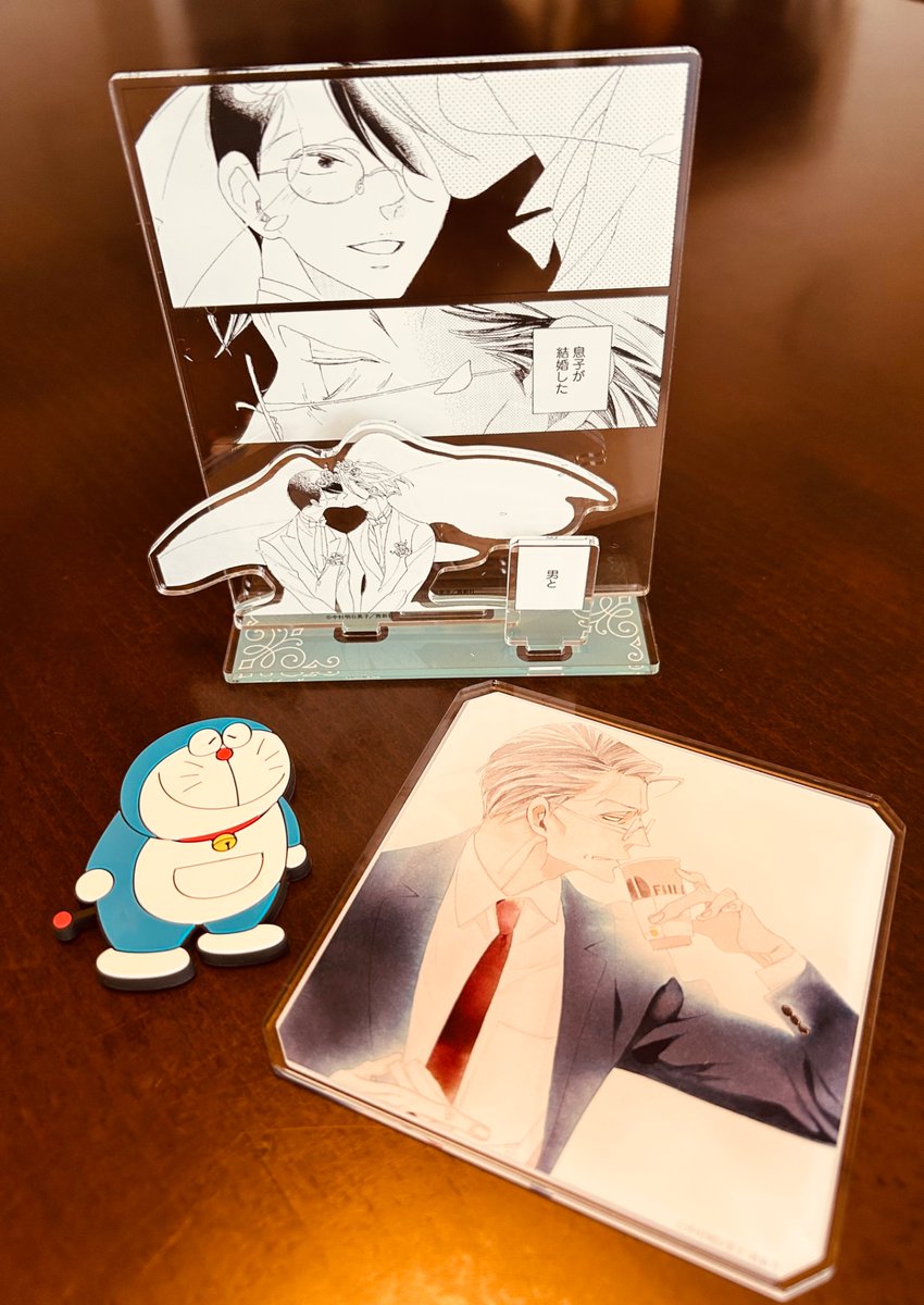 こちらは有償特典のアクリルコースターとアクリルスタンドです