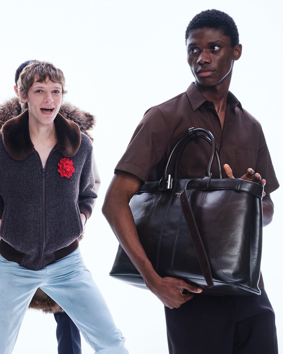 一瞬を切り取ったイメージ。 #プラダ 2025年春夏広告キャンペーンを
