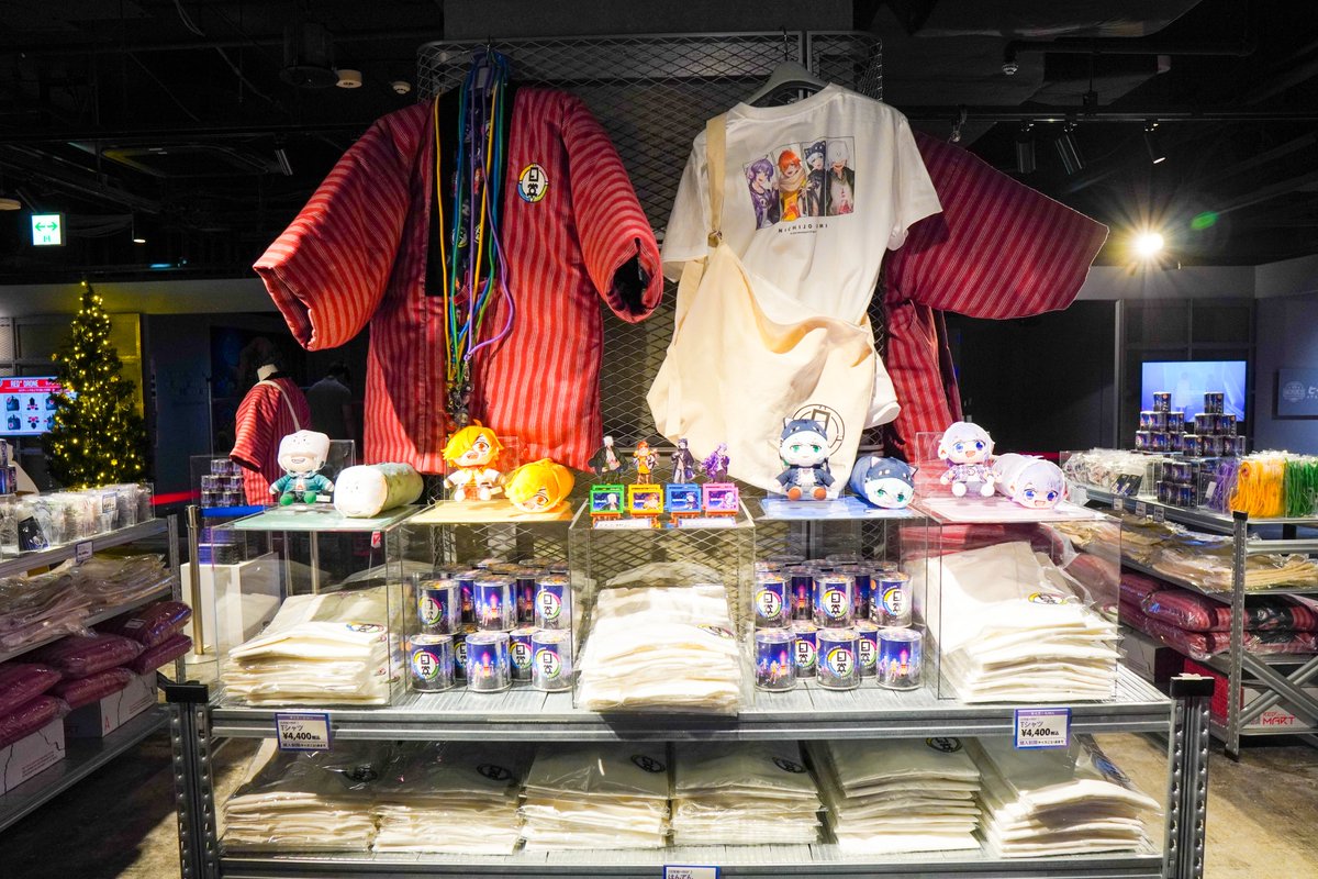 💛💙日常組×RED°💜💚 グッズ販売エリアの様子です💁 コラボグッズはEC