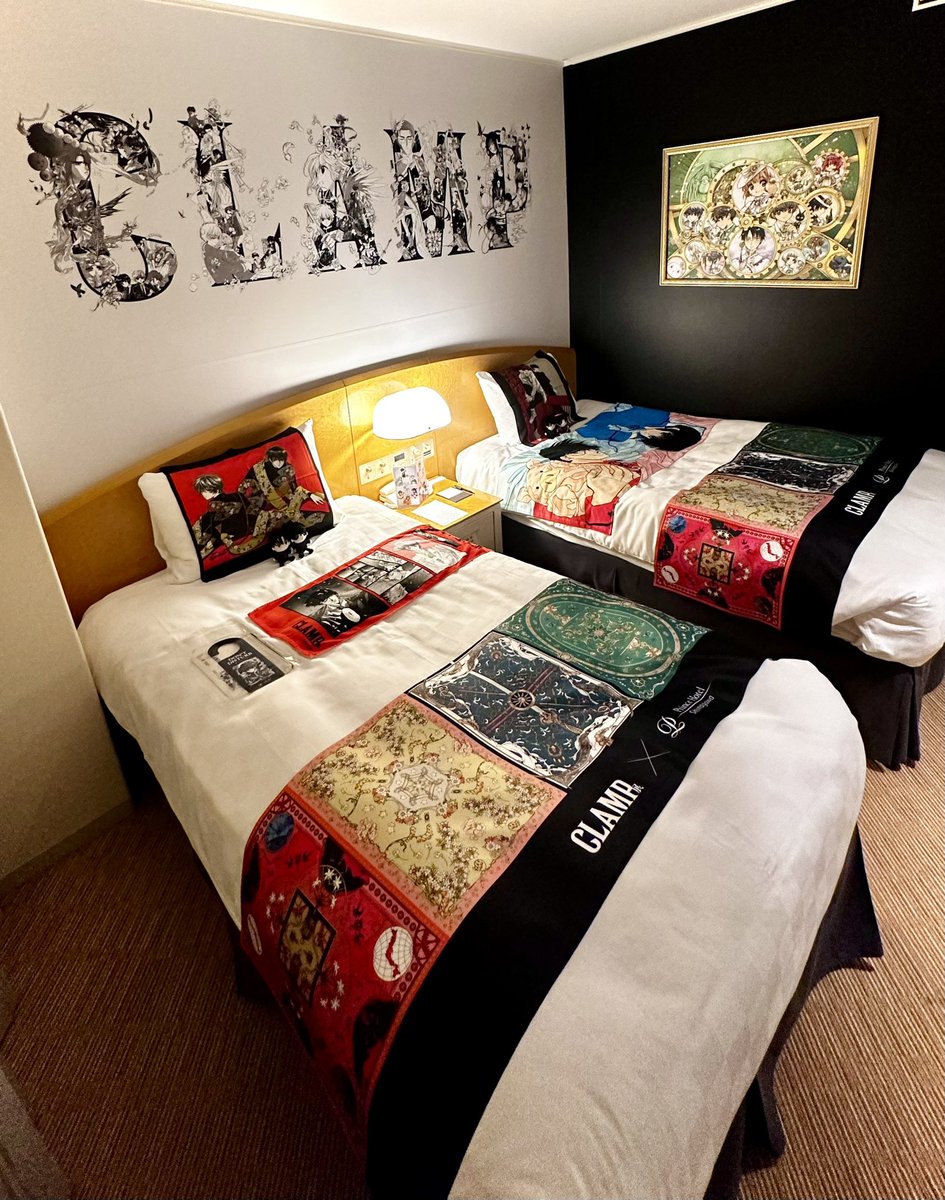 CLAMP展コラボルームのベッドスロー柄がCLAMP作品イメージの柄にになっ