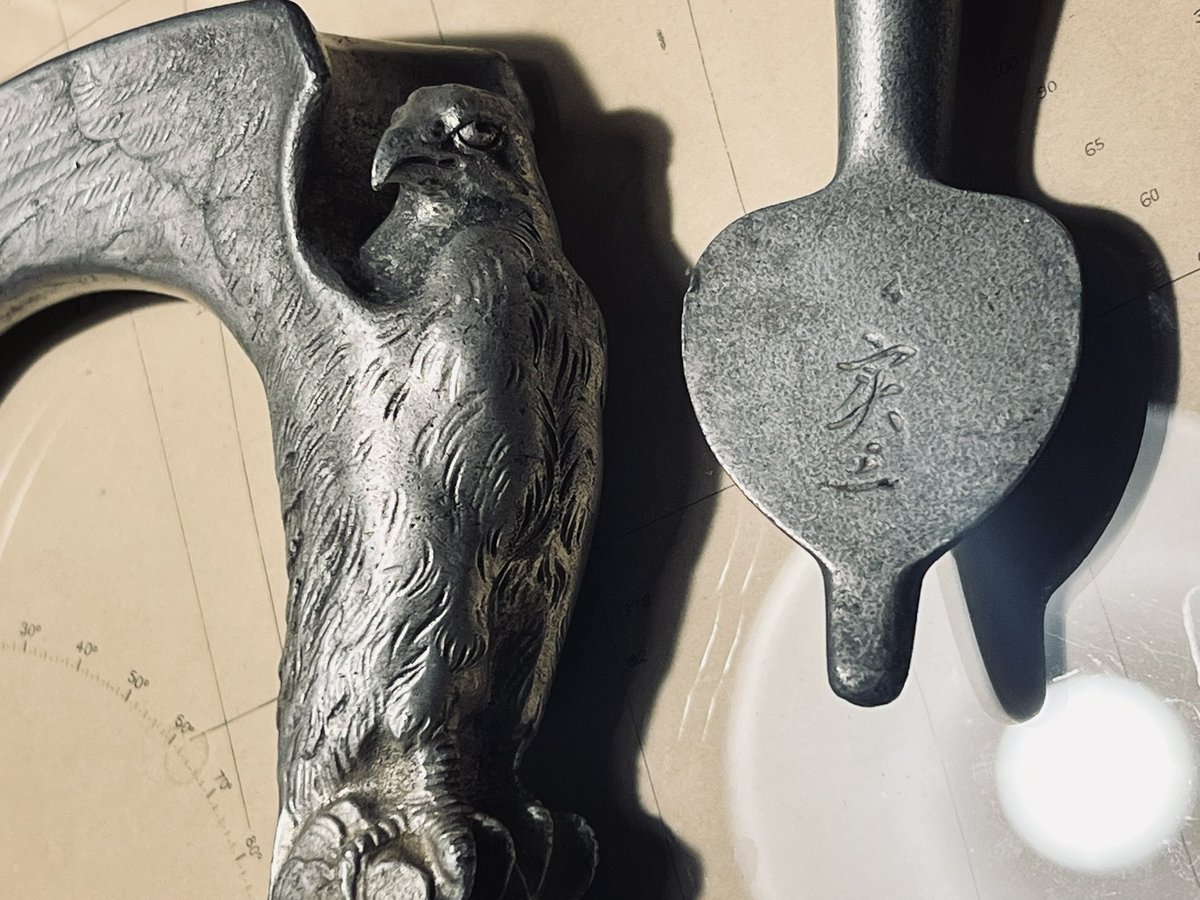 戦傷奉公杖荒鷲は陸軍、片側が欠けた錨は海軍のもの。陸海軍で詳細の