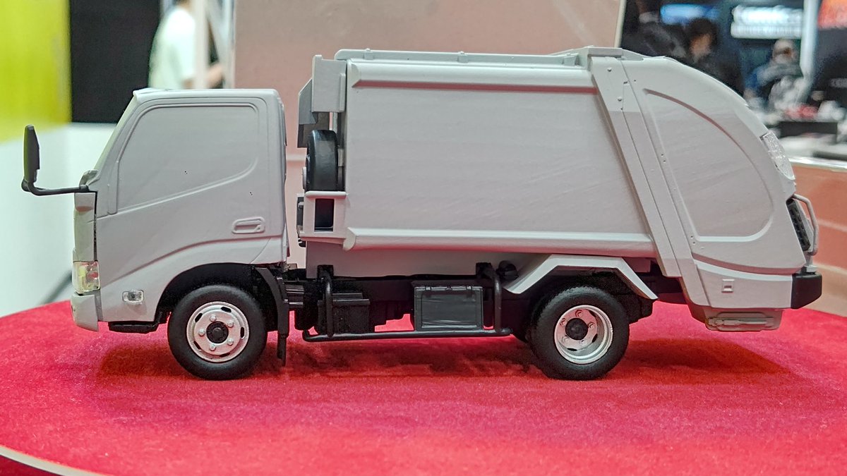 1/32 楽プラスナップキットの日野デュトロ パッカー車も前回から