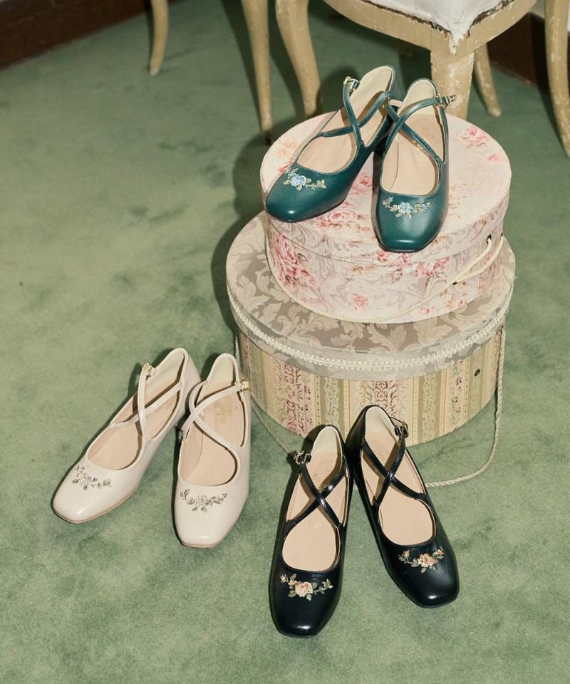 クラシカルな刺繍入りクロスストラップパンプス💐 残りわずかなサイズ