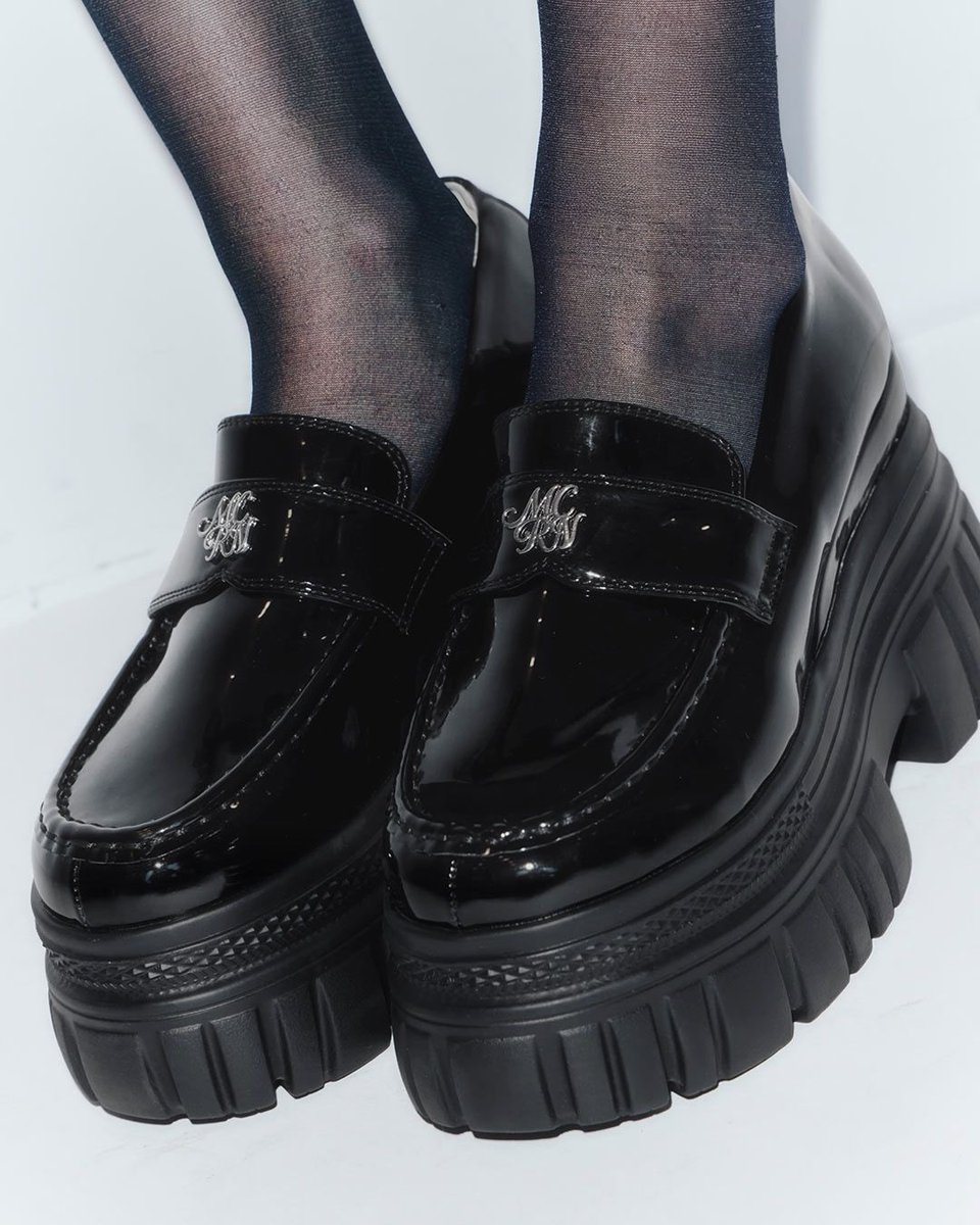 𝐍𝐄𝐖 𝐀𝐑𝐑𝐈𝐕𝐀𝐋 】 定番の人気ローファーを艶感エナメルで大人