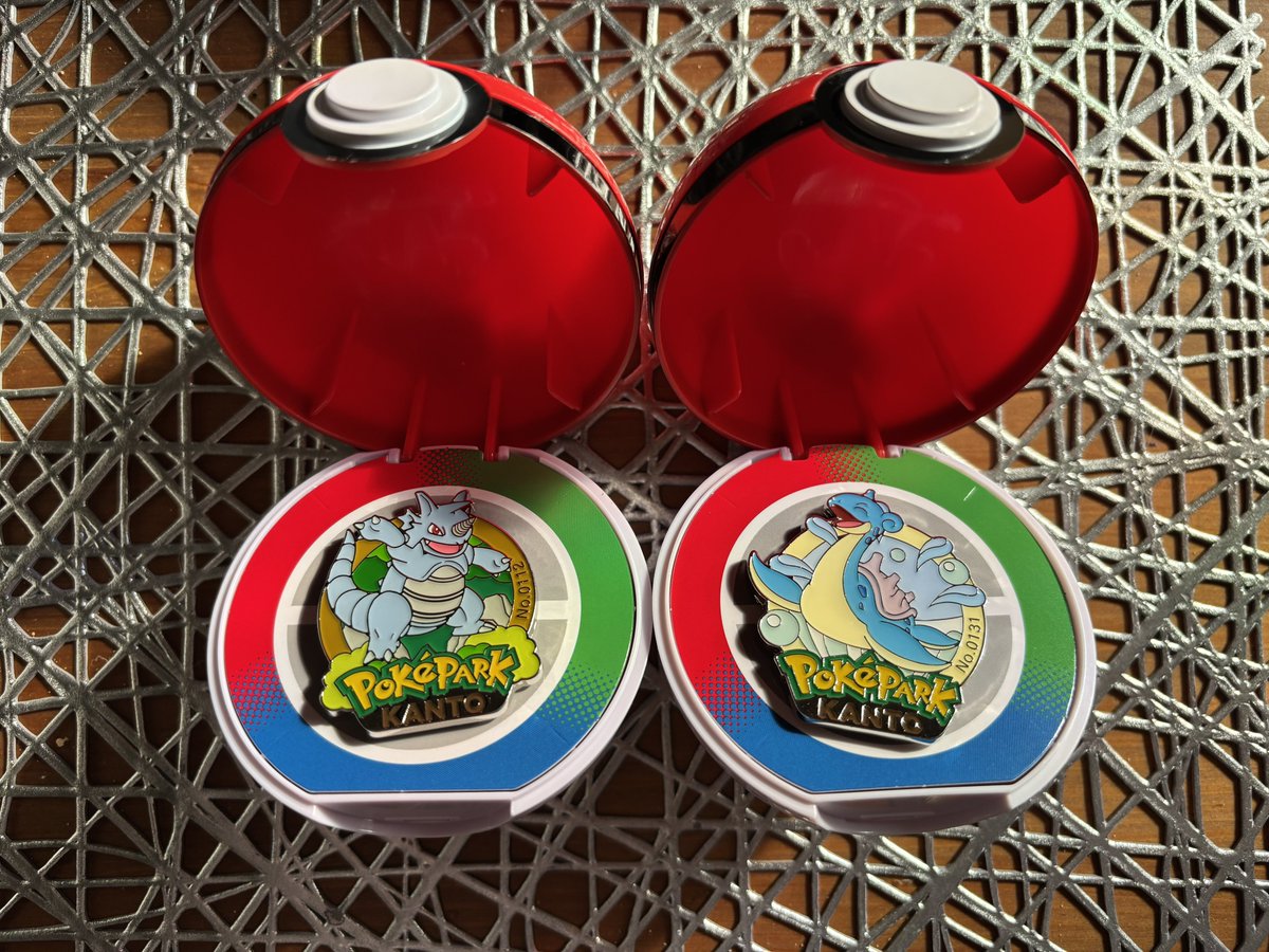 昨日のポケパーク、ピンズ運試しで2個買ったらラプラスとニドキングで