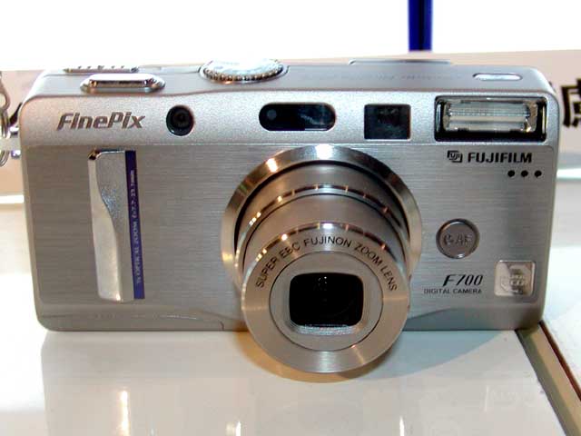 富士フイルム、新世代ハニカムCCD搭載デジカメ