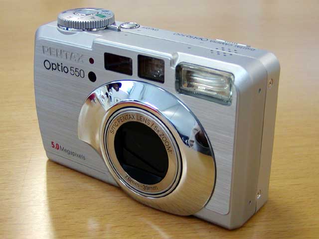 ペンタックス、500万画素/光学5倍ズーム搭載の「オプティオ550」