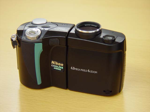 ニコン、レンズ回転型の400万画素4倍ズーム機「COOLPIX4500」