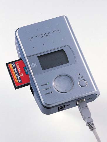 飛鳥、CFスロットを装備した20GBポータブルストレージ