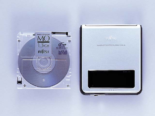富士通、シェルオープンの超小型MOドライブ