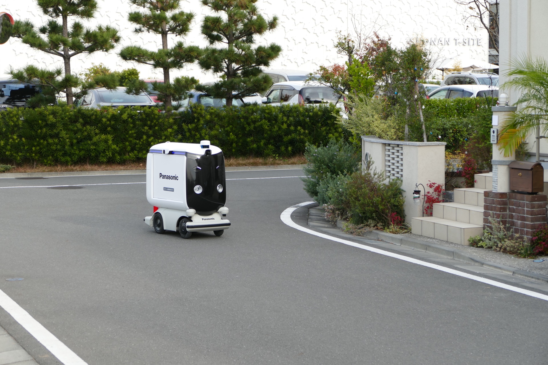 パナソニック、住宅街でロボットによる配送実験を公開 - PC Watch