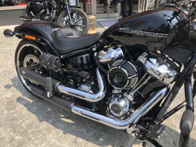 ミルウォーキーソフテイルのブレイクアウトにエアクリーナー取付けしま