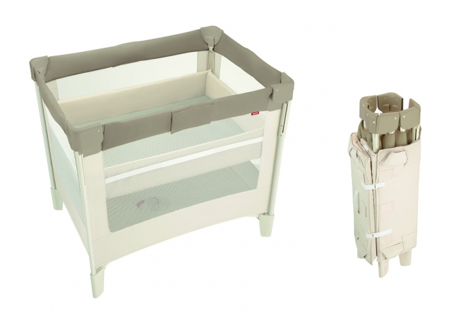 アップリカだけのコンパクト折りたたみ構造！！たためるベビーベッド