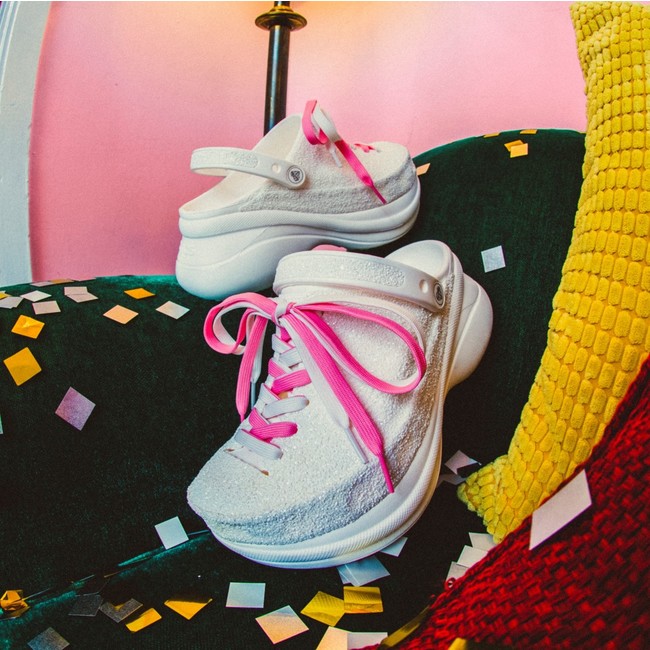 Crocs×atmos pink 初のコラボレーション！サンダルとスニーカーをMIX