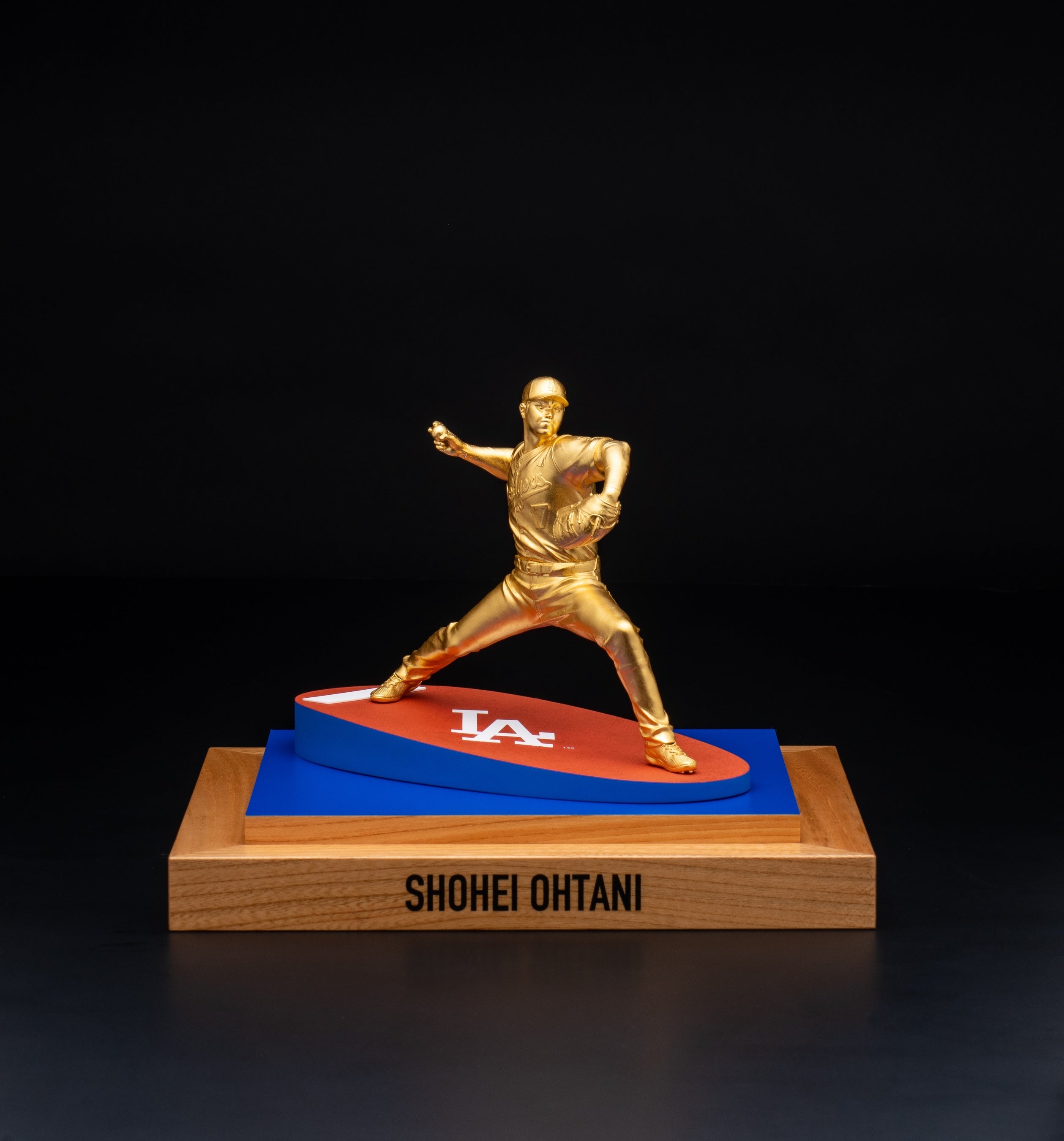 大谷翔平選手の等身大の黄金ピッチャー像が初お披露目 金箔1,450枚使用
