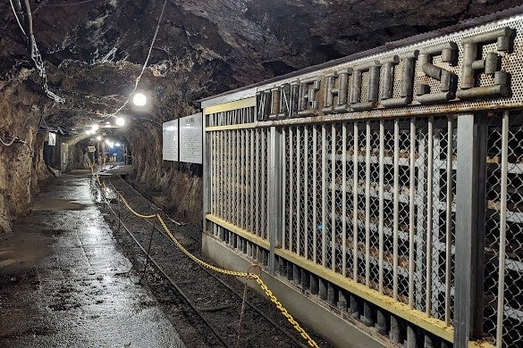 国内唯一のバラ輝石（ロードナイト）の産地 岩手県野田村 休暇村陸中