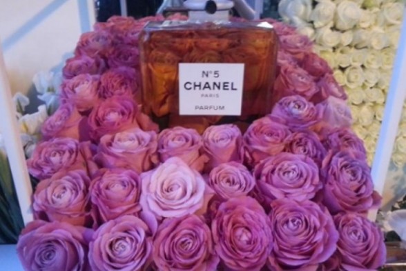 母の日」にちなんで、“シャネルのフラワーショップ”がロンドンの路面に