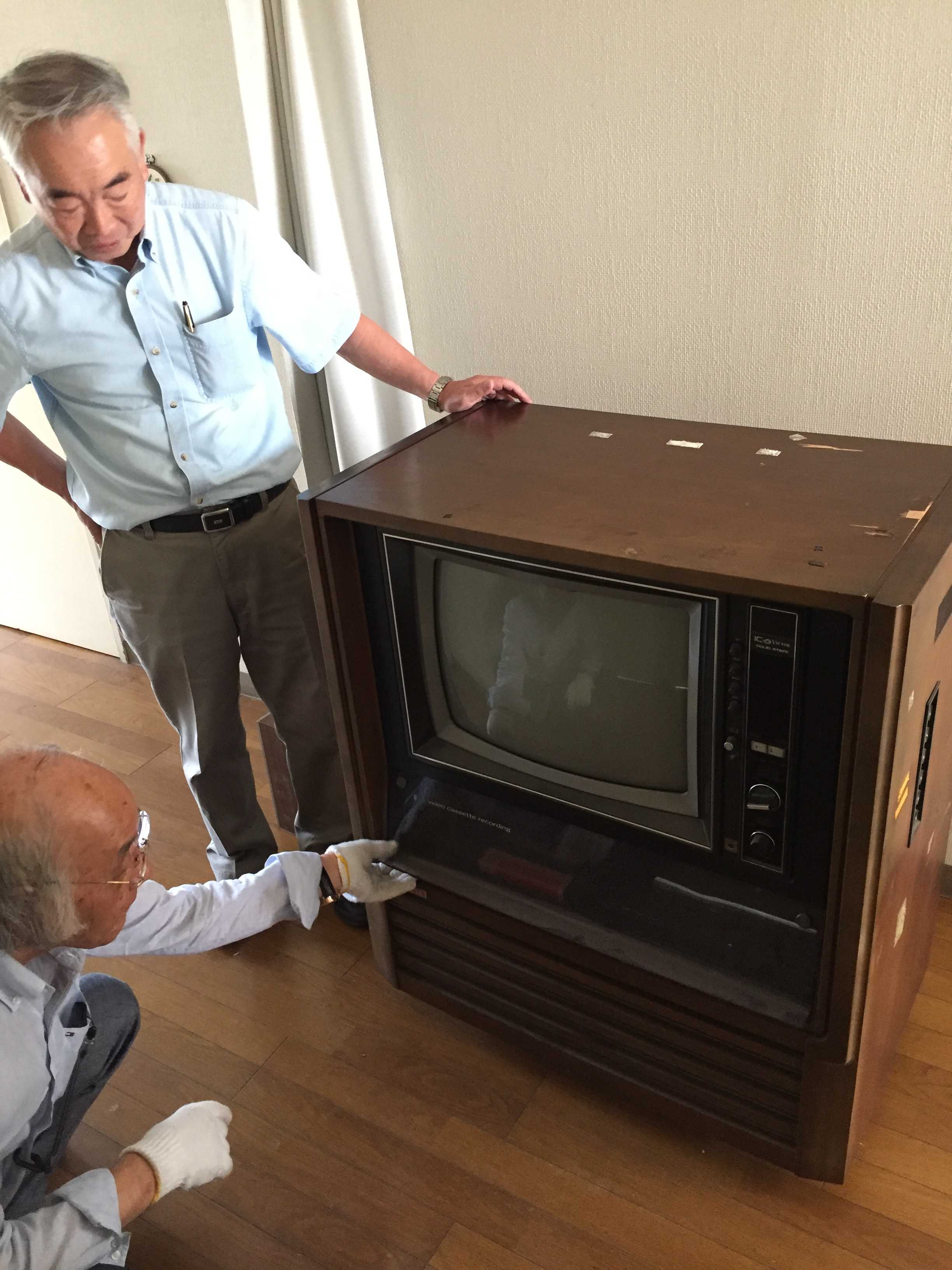 爆発的に売れた 1971年発売のビクターのブラウン管テレビと VCR - 村内