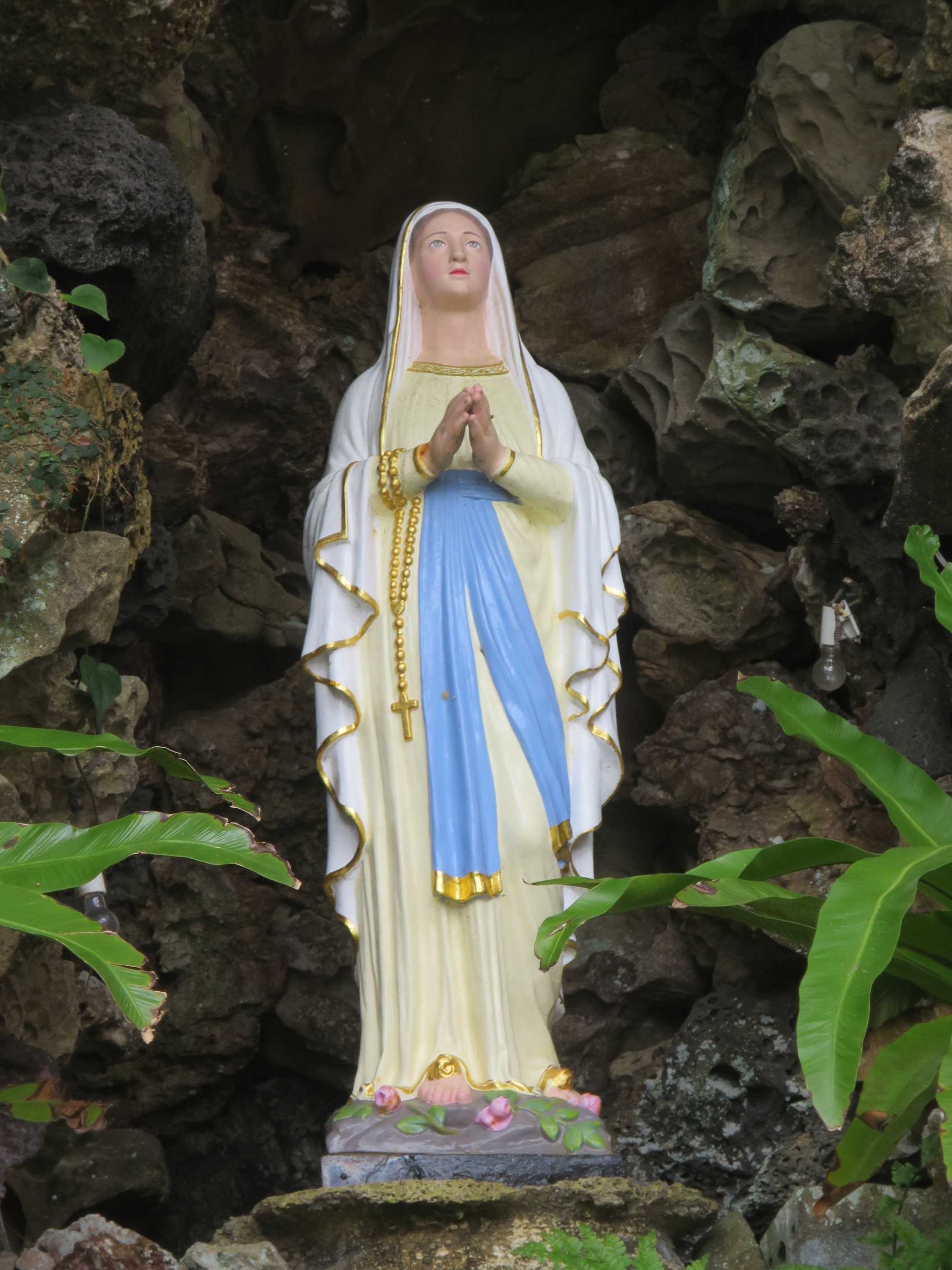 井持浦教会のルルドの泉参拝。井持浦ルルドの聖母マリア像がお美しい