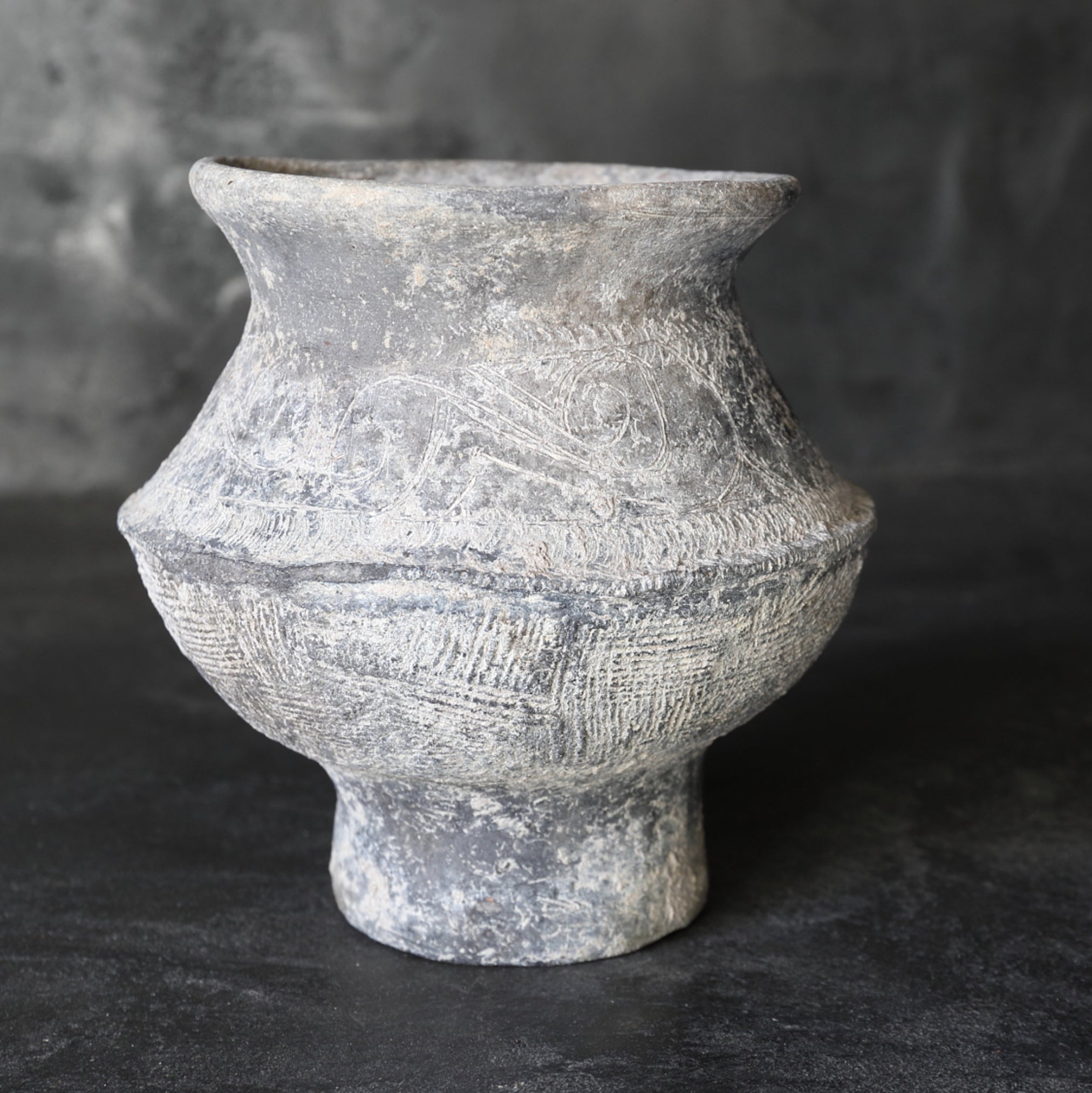 バンチェン黒陶線刻文土器 壺（古代：3–12世紀） | 入蘆花（ロカニイル）