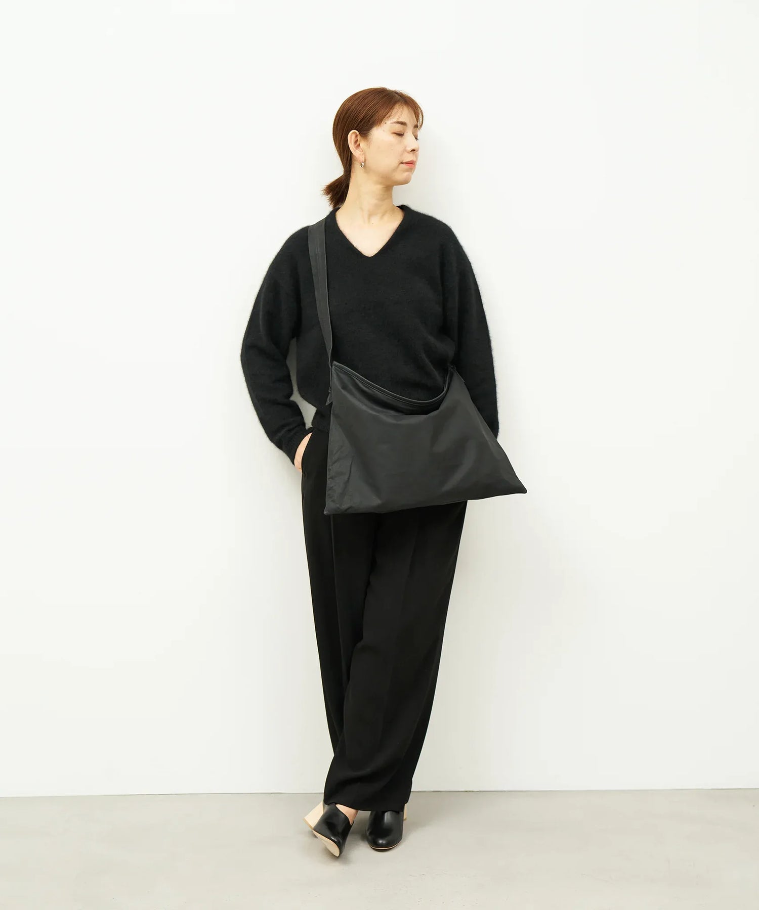 シンプルで柔らかいスクエア型のファスナー付きやぎ革ショルダーバッグ