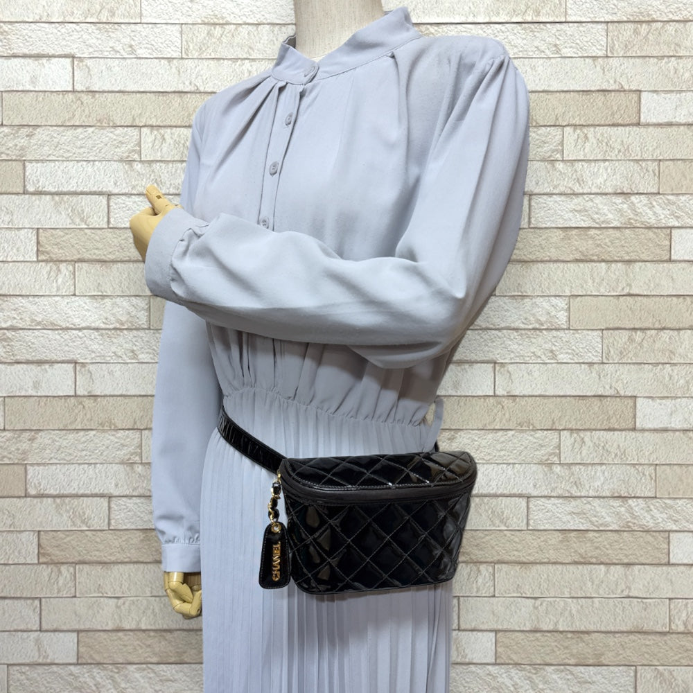 CHANEL シャネル ウエストバッグ エナメル ブラック レディース 中古