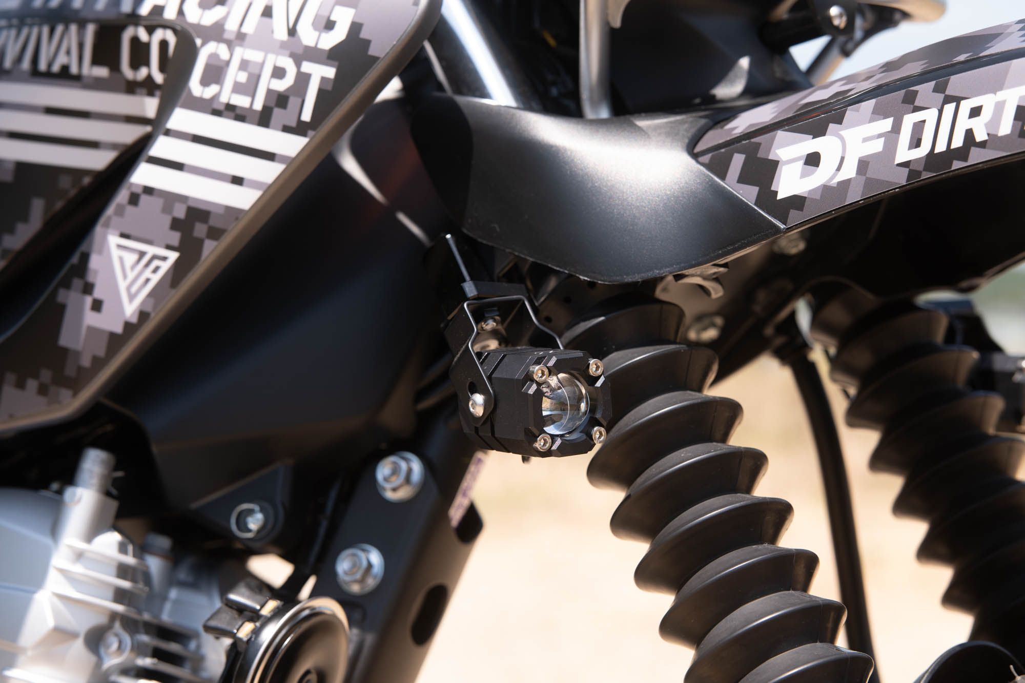 セロー250で試す、ZETA RACING LEDフォグライト徹底レビューと