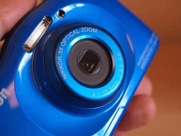 隠れた名品!? 安くて使える防水カメラ「ニコン COOLPIX S33