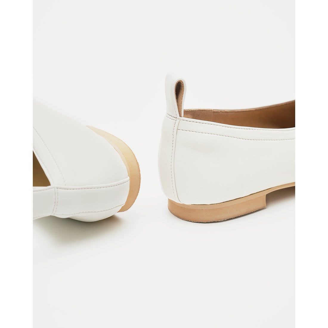 ギャザーホールフラットパンプス （ホワイト スムース） -Emma Francis