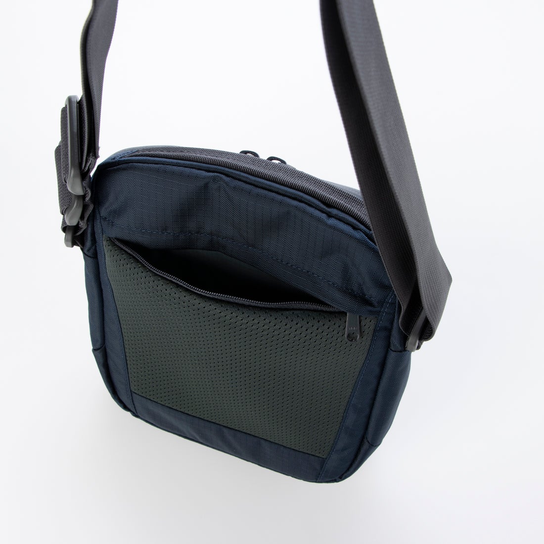 モンベル mont-bell トラベル タフショルダーバッグ （ネイビー