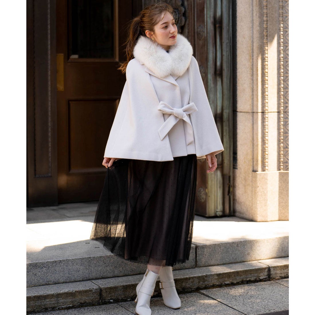 ノエラ NOELA ファースリットケープコート （オフホワイト