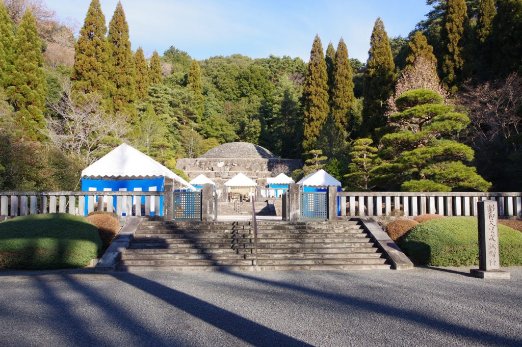 昭和天皇祭（山陵に奉幣の儀）」34年目の昭和天皇武蔵野陵に拝する（令